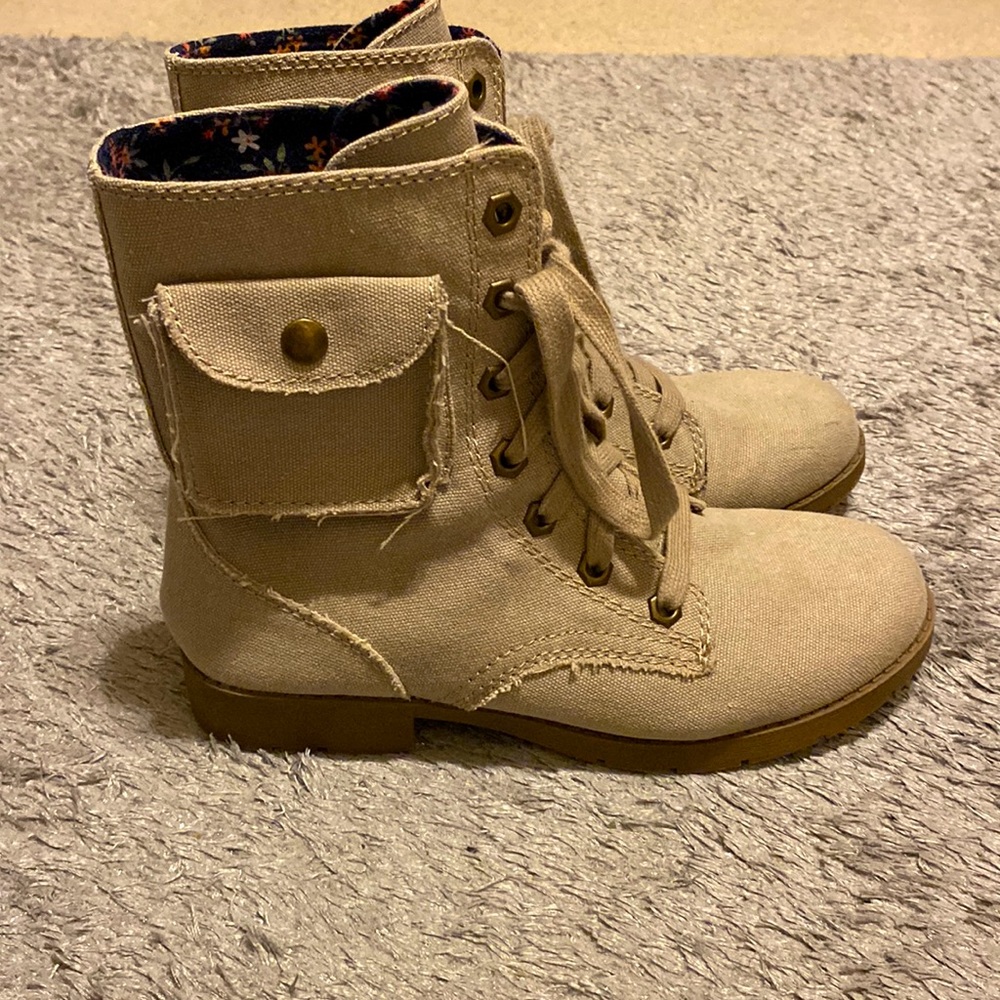 Light gray/ beige boots